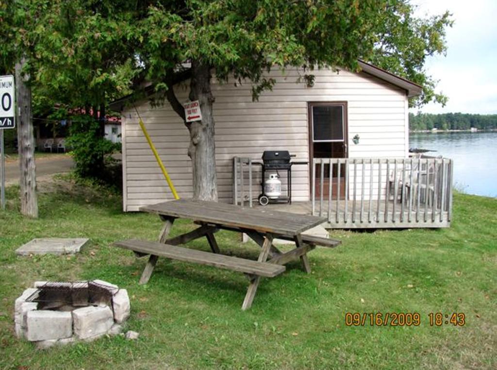 Marble Lake Lodge Cloyne الغرفة الصورة